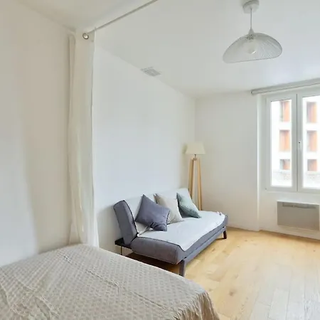 Apartment Studio Elegant A Deux Pas De La Place De La Nation Paris